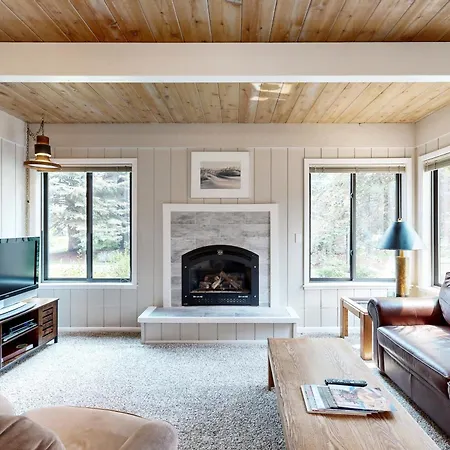 Creekside Escape Apartment